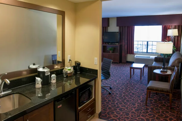 جناح استوديو بسرير كينج، Hampton Inn Suites Watertown 1/2