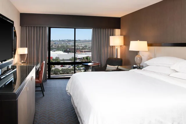 غرفة بسرير كينج بحوض استحمام لذوي الإعاقة، Sheraton Mission Valley San Diego 1/9