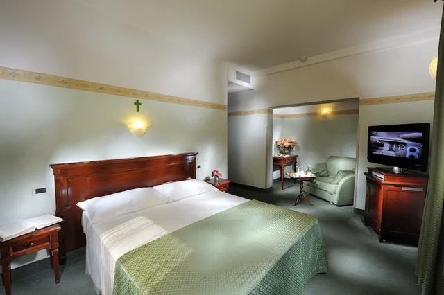 غرفة ثلاثية بسرير مزدوج وسرير فردي، Russo Palace 1/8