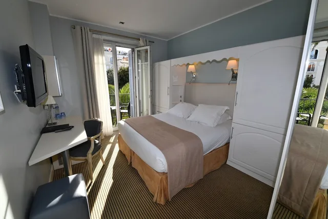 غرفة بسرير كوين بإطلالة على الحديقة بشرفة، Hotel De Provence 3/8