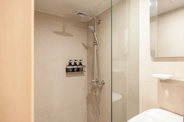 غرفة قياسية ثلاثية بسرير مزدوج وسرير فردي، Myeongdong Guesthouse Como 9/9