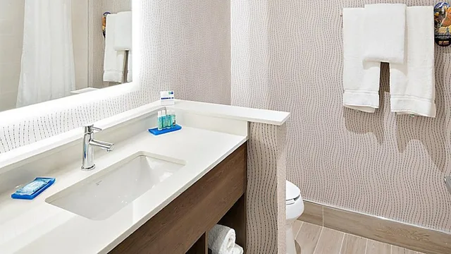غرفة قياسية بسريرين كوين لذوي الإعاقة، Holiday Inn Express Hotel Suites Mount Pleasant 5/5