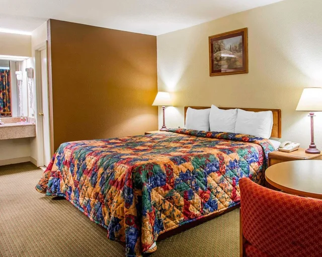 غرفة قياسية بسرير كينج للمدخنين، Econo Lodge Andalusia, AL 6/10