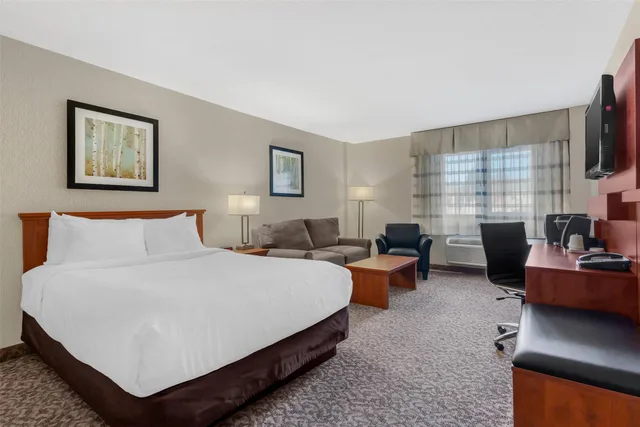 غرفة بسرير كوين، Clarion Hotel & Suites Brandon 2/6