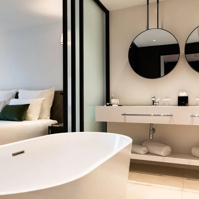 جناح جونيور، Valentina Hotel 7/8