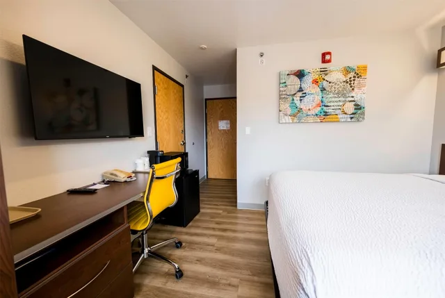 غرفة بسرير كوين، Microtel Inn & Suites by Wyndham Cheyenne 7/9