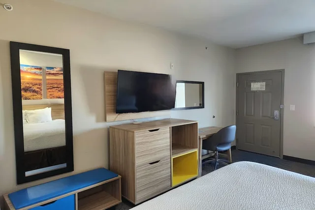 غرفة بسرير كينج، Days Inn & Suites by Wyndham Katy 7/9