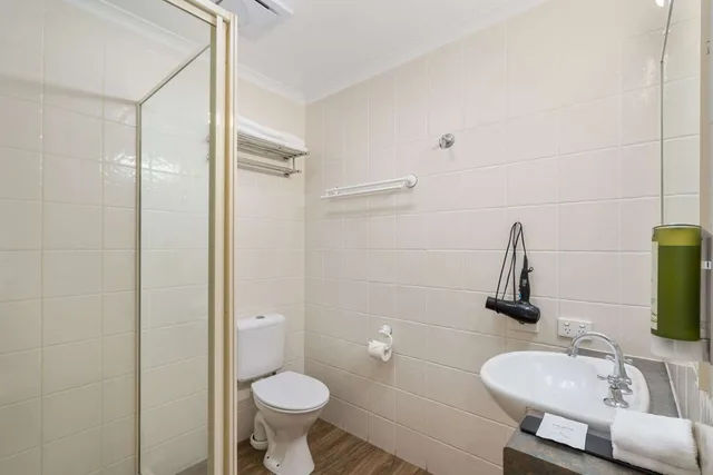 غرفة تنفيذية بسرير كوين بمطبخ صغير، Caboolture Central Motor Inn 3/3