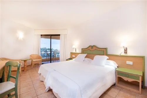 غرفة بسريرين منفصلين بإطلالة جزئية على البحر، Iberostar Waves Playa Gaviotas 1/1