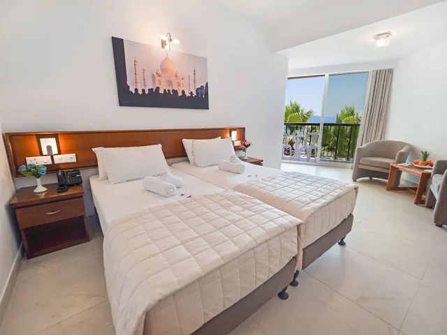 غرفة قياسية بسريرين منفصلين بشرفة بإطلالة جزئية على البحر، Avlida Hotel 1/6