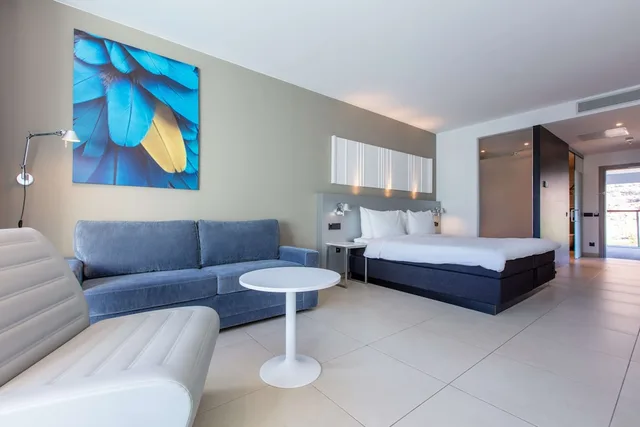غرفة سوبيريور بسرير كينج بإطلالة على المسبح بشرفة، Radisson Blu Resort Spa Gran Canaria Mogan 6/10