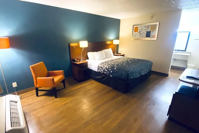جناح بسرير كينج بحوض جاكوزي، Travelodge by Wyndham Shamokin Dam/Selinsgrove 2/4