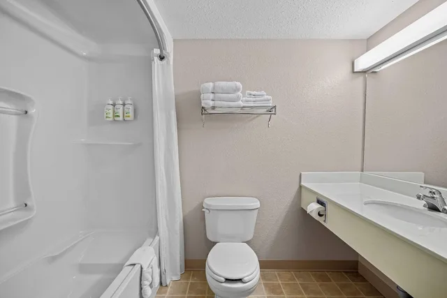 Efficiency, King Bed، Days Inn & Suites by Wyndham Winkler 4/7