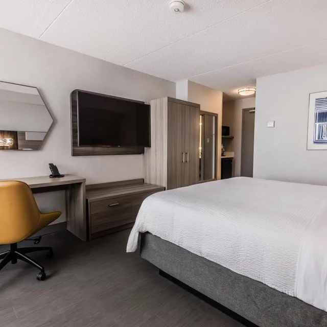 غرفة قياسية ركنية بسرير كينج وسرير كوين، Holiday Inn Express Toronto North York 8/10