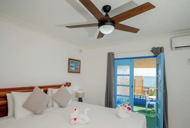 غرفة قياسية بسرير كينج بإطلالة على البحر، Sunset Resort 1/8