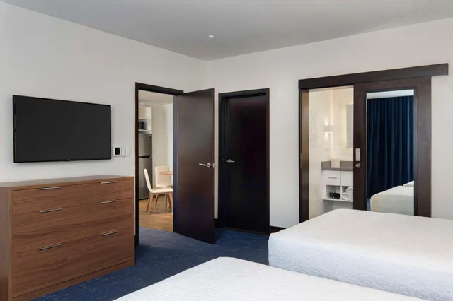 جناح بسريرين كوين بغرفة نوم واحدة مع أريكة، Homewood Suites By Hilton Santo Domingo 3/5