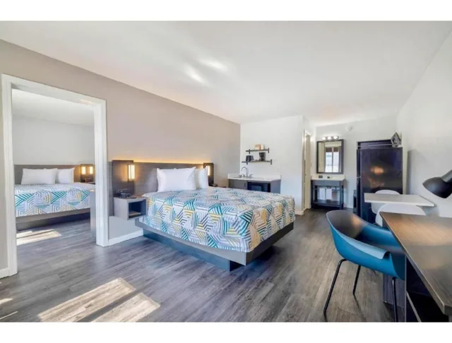 1 Queen Bed - Mobil Access Tub Nsmk Kitchen، Studio6 Effingham, IL 5/10