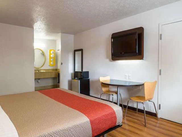 غرفة قياسية بسرير كينج للمدخنين، Motel6 Columbus, OH - OSU 2/5