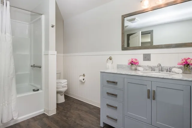 Pine, Cottage, 6 Queen Beds، Lake Bomoseen Lodge 2/2