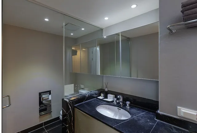 جناح بسريرين منفصلين وسرير كينج بإطلالة جزئية على البحر، Suncloud Hotel 4/5