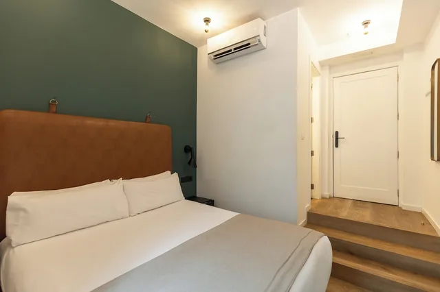 Cozy, Double Bed, UMA Suites Atocha 1/7