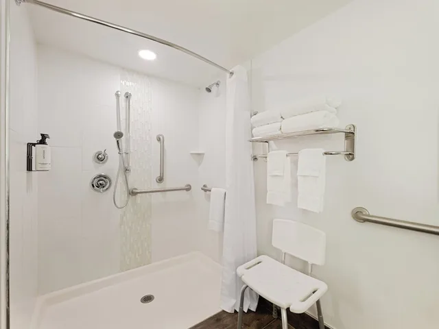 غرفة قياسية بسريرين كوين لذوي الإعاقة، Crowne Plaza Albany The Desmond Hotel (ex The Desmond Hotel Albany) 6/6