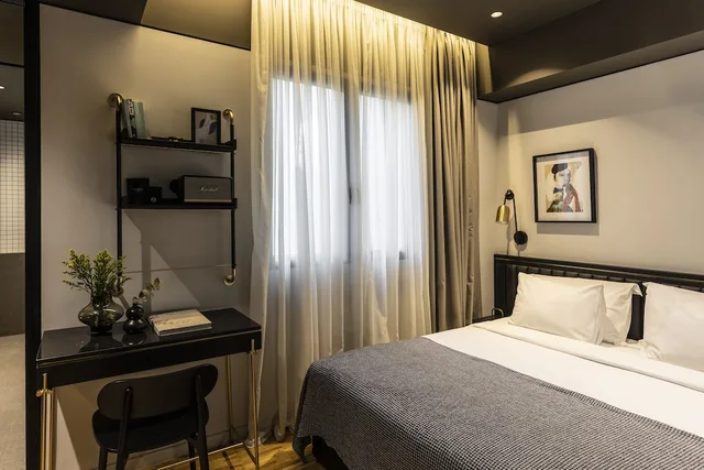 غرفة قياسية بسرير كوين، The Modernist Athens 3/3