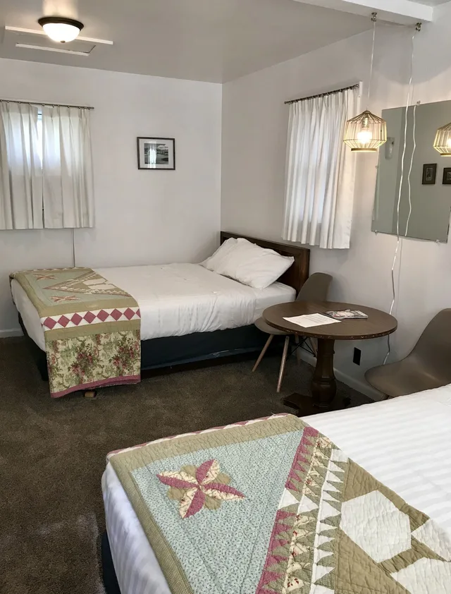 كابينة كلاسيكية بسريرين كوين، Chalet Motel 1/2