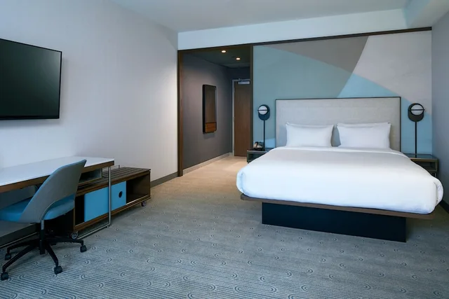 غرفة بسرير كينج بشرفة مع أريكة، Courtyard by Marriott Santa Barbara Downtown 3/10