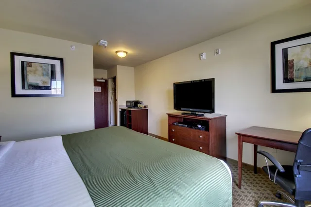 غرفة بسرير كينج، Cobblestone Inn Suites Rugby 1/7