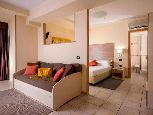 غرفة ثلاثية بسرير كوين وسرير فردي، Hotel Domidea 2/6