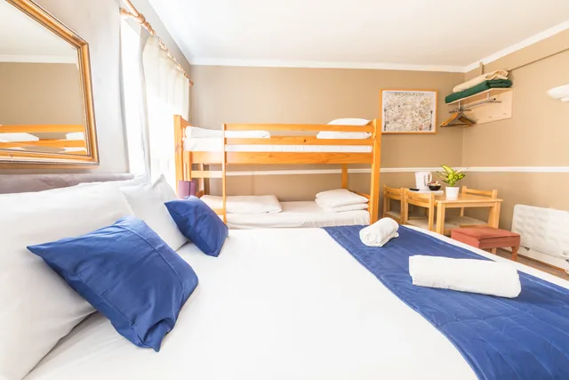 Room, 1 Double and 2 Bunk Beds، Ebury House Hotel 3/7