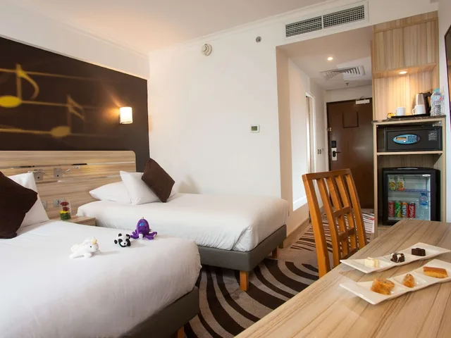 غرفة قياسية بسريرين منفصلين مع أريكة، Novotel Cairo Airport 1/10