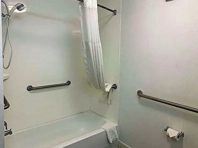 غرفة بسرير كينج لذوي الإعاقة، Comfort Inn Darien - North Brunswick 6/7