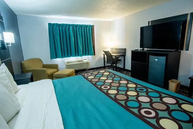 غرفة بسرير كينج لذوي الإعاقة، Asteria Inn and Suites 1/5