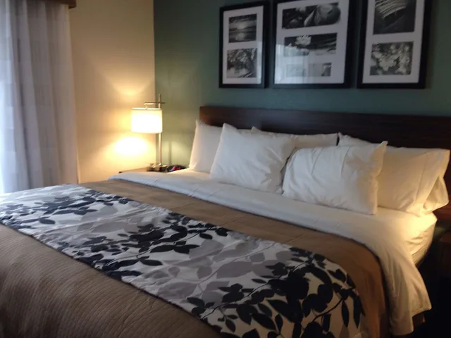 غرفة بسرير كينج لذوي الإعاقة، Sleep Inn & Suites O Fallon MO - Technology Drive 3/6