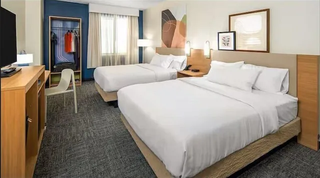 استوديو بسريرين كوين، Spark by Hilton Glendive 1/2
