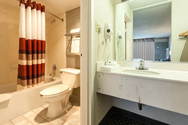 جناح بسرير كينج بمطبخ، Red Roof Inn & Suites DeKalb 3/3