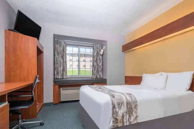 غرفة قياسية بسرير كوين لذوي الإعاقة، Microtel Inn & Suites by Wyndham New Ulm 1/7