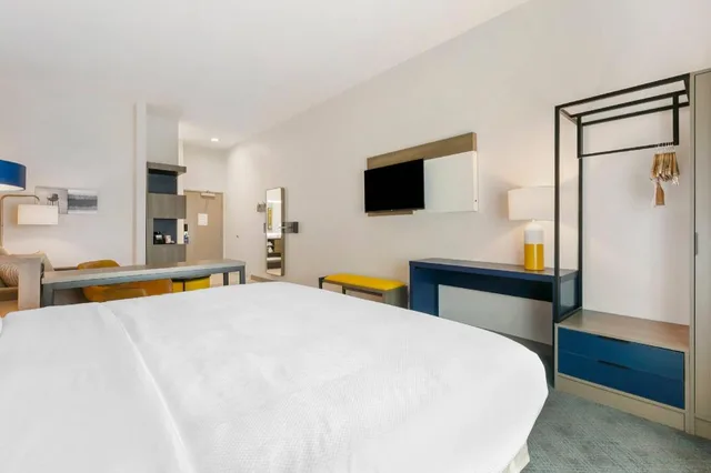 Upgrade, King and Double Bed، Comfort Inn & Suites Houma 1/6