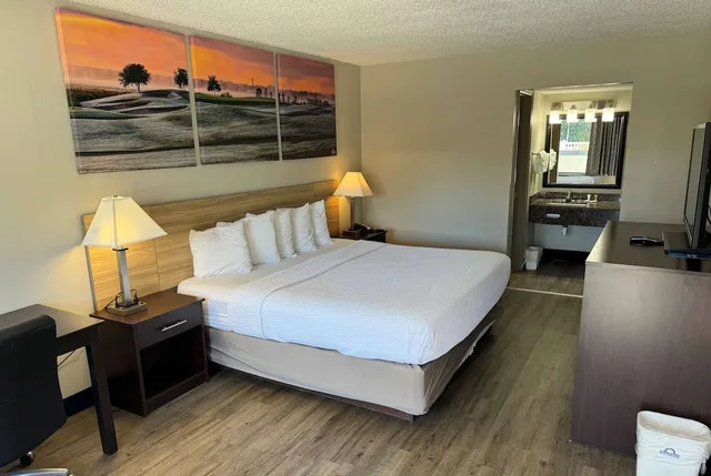Room, King Bed, Days Inn by Wyndham Brooksville/Dade City 1/4