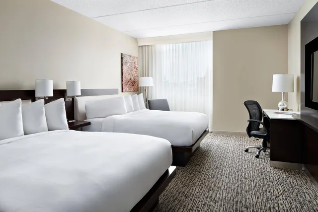 Guest Room, 2 Queen Beds, Club Lounge Access, Cleveland Marriott East 2/3