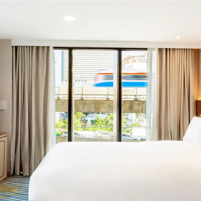 جناح بسرير كوين مع أريكة، Holiday Inn Express & Suites Bangkok Central Pier 2/6