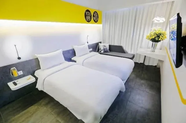 Urban, Yello, Queen Bed، Yello Hotel Paskal Bandung 1/3