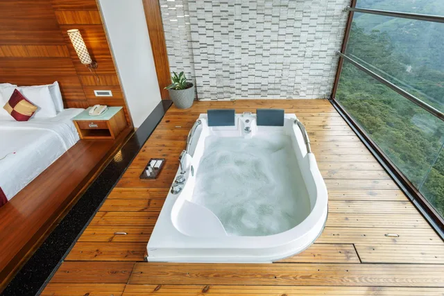 جناح شهر العسل بجاكوزي، Amber Dale Luxury Hotel and Spa, Munnar (ex PLUM JUDY - THE LEISURE HOTEL) 10/10