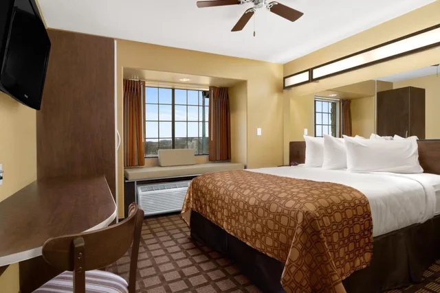 جناح استوديو بسرير كوين بحوض استحمام لذوي الإعاقة، Microtel Inn and Suites By Wyndham Round Rock 2/7