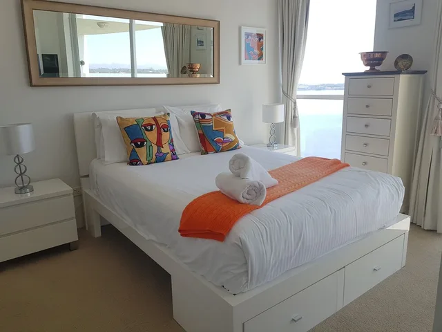 2 Bedrooms, Deluxe, Apartment, 1 Queen and 1 Double Bed, 2 Bathrooms، Crystal Bay On The Broadwater 1/2