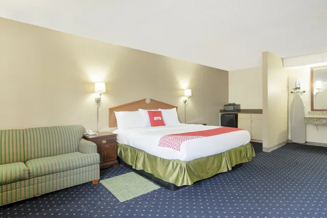 غرفة بسرير كينج بحوض جاكوزي، OYO Hotel Tulsa International Airport 3/6