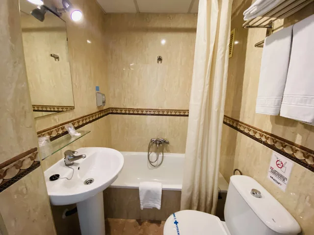 غرفة أساسية بسريرين منفصلين بإطلالة على الحديقة في الطابق الأرضي، Hotel Los Jazmines 4/4