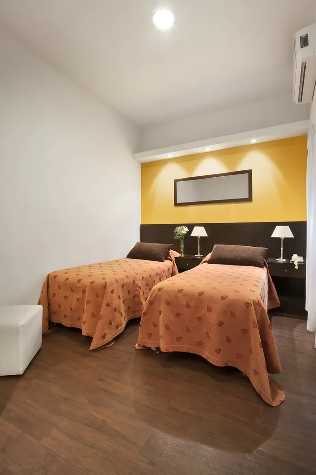 غرفة سوبيريور بسريرين منفصلين وسريرين كوين، Milan Hotel 5/6